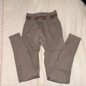 Bo+Tee Scrunch Butt Legging